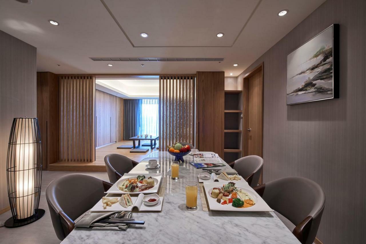 Grand Bay Resort Hotel Hengchun South Gate Exterior photo A dining room in a suite at the hotel